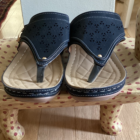 Black wedge thong Sandals - Picture 4 of 7